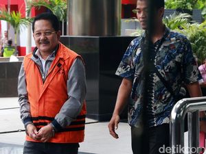 Diperiksa Sebagai Tersangka, Sibron Azis Tersenyum Diperiksa Sebagai Tersangka, Sibron Azis Tersenyum