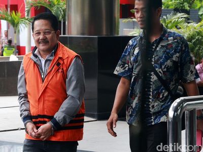 Diperiksa Sebagai Tersangka, Sibron Azis Tersenyum
