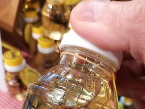 Wouw! Madu Istimewa Ini Berisi Seekor Tabuhan Besar