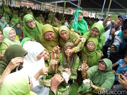 Makan Berlauk 19.824 Lele Pecahkan MURI di Harlah Muslimat NU Kediri