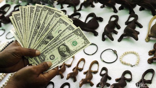 Semarak Penjual Souvernir di Pulau Komodo