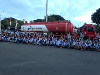Penampakan Mobil Pertamina Saat Disandera Pendemo di Depan Istana