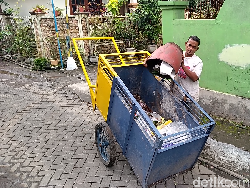 Berbekal Nekat, Tukang Sampah di Malang Ini Maju Nyaleg