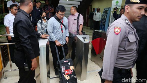 KPK Amankan 2 Koper Dokumen dari Kantor Menag