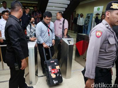 KPK Amankan 2 Koper Dokumen dari Kantor Menag