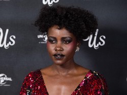 Tampil Beda, Lupita Nyongo Bermata Merah di Premier Film