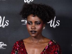Tampil Beda, Lupita Nyongo Bermata Merah di Premier Film Tampil Beda, Lupita Nyongo Bermata Merah di Premier Film