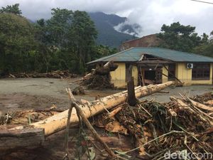 Bersihkan Jalan dari Sisa Banjir Sentani, Alat Berat Dikerahkan