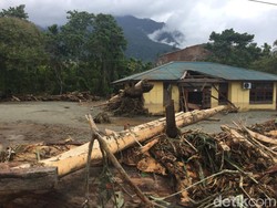 Bersihkan Jalan dari Sisa Banjir Sentani, Alat Berat Dikerahkan