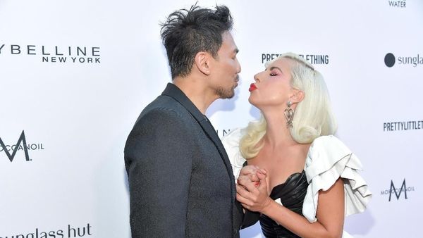 Belum Lama Putus, Lady Gaga Mesra-mesraan dengan Siapa?