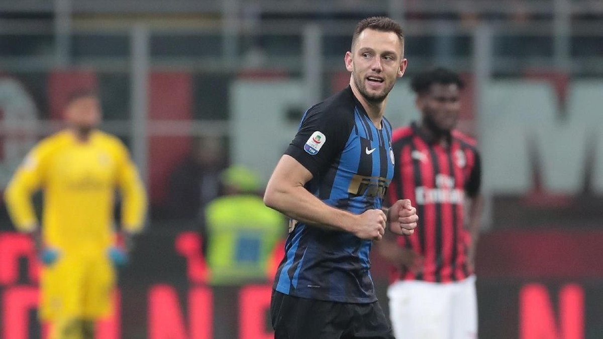 Stefan De Vrij mencetak satu gol di laga derby Milan (Emilio Andreoli/Getty Images)