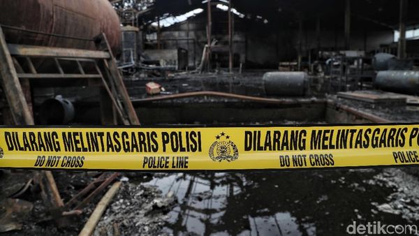 Gudang Air Mineral di PIK Hangus Terbakar