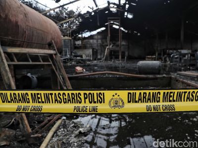 Gudang Air Mineral di PIK Hangus Terbakar
