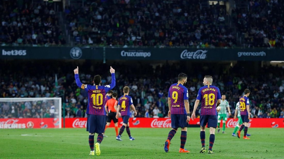 Lionel Messi mengantar Barcelona menggulung tuan rumah Real Betis 4-1. (Foto: Marcelo del Pozo / Reuters)