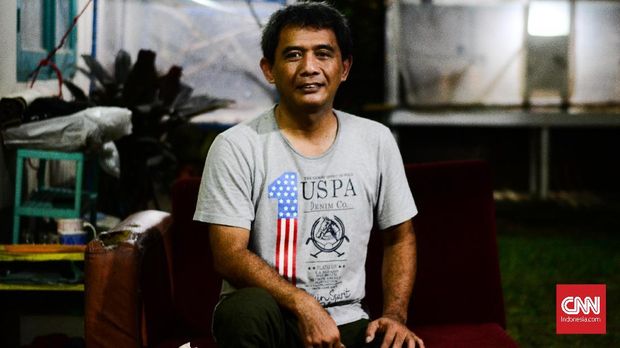 Kakak Nike Ardilla, Raden Alan Yudi mencari jenazah adik bungsunya itu pada 19 Maret 1995.