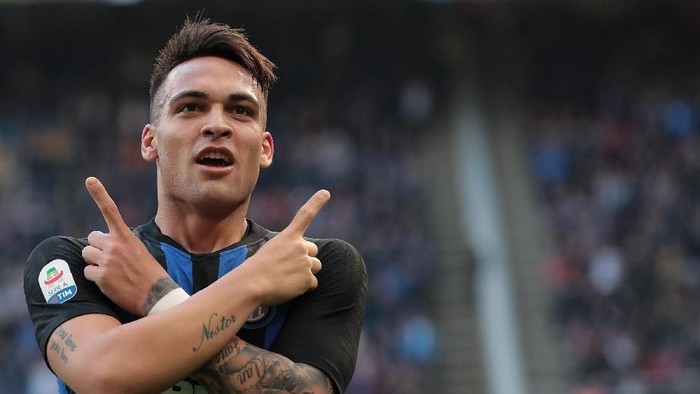 MILAN, ITALY - MARCH 10:  Lautaro Martinez of FC Internazionale celebrates his goal that will be disallowed from VAR during the Serie A match between FC Internazionale and SPAL at Stadio Giuseppe Meazza on March 10, 2019 in Milan, Italy.  (Photo by Emilio Andreoli/Getty Images)