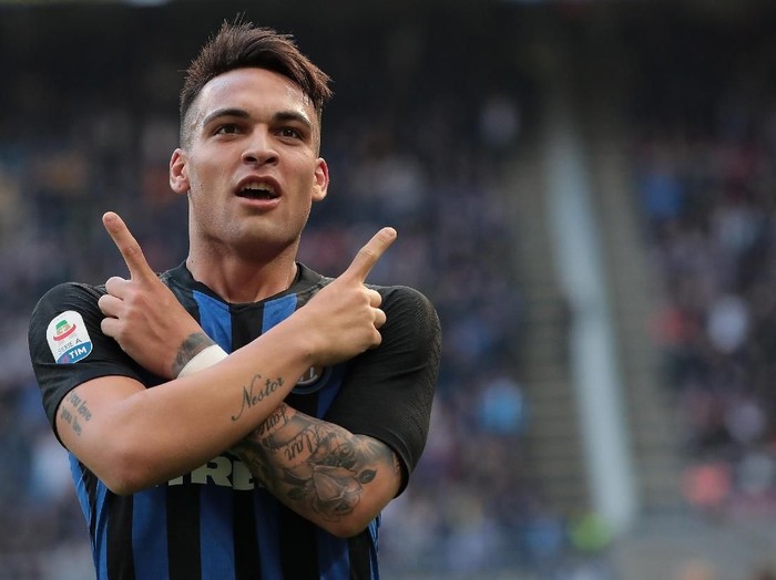 MILAN, ITALY - MARCH 10:  Lautaro Martinez of FC Internazionale celebrates his goal that will be disallowed from VAR during the Serie A match between FC Internazionale and SPAL at Stadio Giuseppe Meazza on March 10, 2019 in Milan, Italy.  (Photo by Emilio Andreoli/Getty Images)