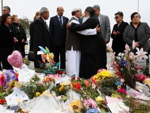 Imam Masjid dan Pastor Berpelukan Usai Penembakan di Selandia Baru Imam Masjid dan Pastor Berpelukan Usai Penembakan di Selandia Baru