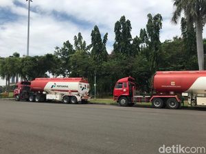Mobil Tangki Pertamina yang Dibajak Diparkir Polisi di Monas Mobil Tangki Pertamina yang Dibajak Diparkir Polisi di Monas