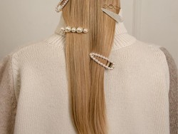 Opsi 8 Jepit Rambut Mutiara Cantik yang Sedang Tren Dipakai Artis & Selebgram