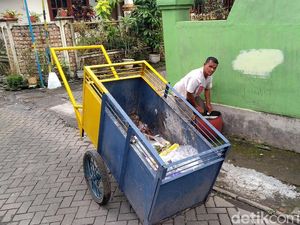 Keinginan Nyaleg Tukang Sampah di Malang Sempat Ditentang Keluarga
