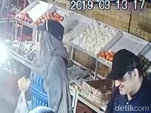 Sepasang Bule Terekam CCTV Curi Uang dari Toko di Pasuruan Sepasang Bule Terekam CCTV Curi Uang dari Toko di Pasuruan