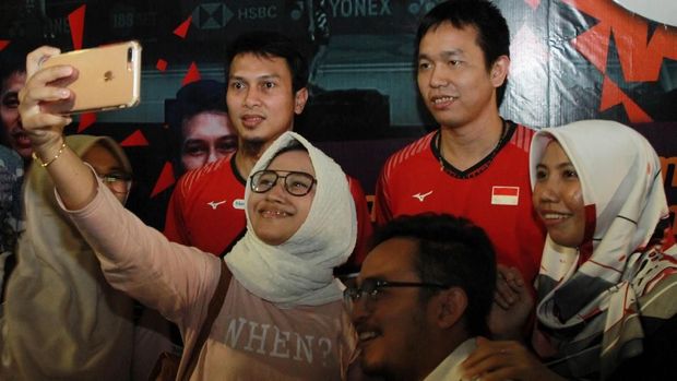 Hendra/Ahsan disambut antusiasme para fan di Bandara Soekarno-Hata, Minggu (17/3) malam. (