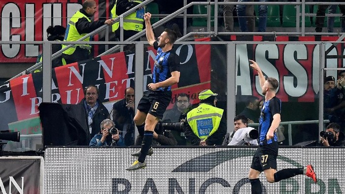 Soccer Football - Serie A - AC Milan v Inter Milan - San Siro, Milan, Italy - March 17, 2019   Inter Milans Stefan de Vrij celebrates scoring their second goal with Milan Skriniar    REUTERS/Daniele Mascolo