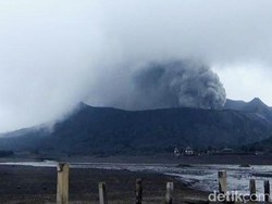 Limpasan Air Mengalir Deras saat Bromo Semburkan Abu Vulkanik