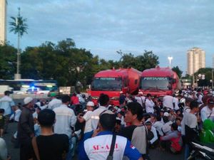 Mobil Tangki Pertamina yang Dibajak Ada di Tengah Massa Demo di Depan Istana Mobil Tangki Pertamina yang Dibajak Ada di Tengah Massa Demo di Depan Istana