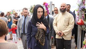 Potret PM New Zealand Pakai Kerudung Hormati Korban Penembakan di Masjid