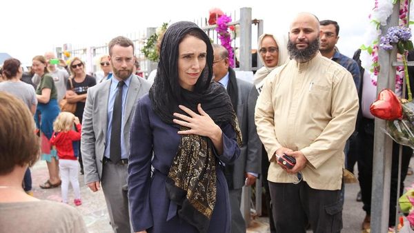 Potret PM New Zealand Pakai Kerudung Hormati Korban Penembakan di Masjid