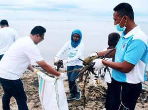 Aksi Bersih-bersih Pantai Pelajar SMA di Balikpapan