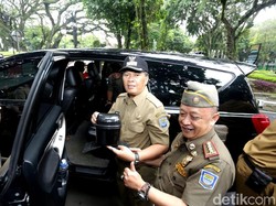 Razia Tempat Sampah, Petugas Usir 14 Mobil di Balkot Bandung