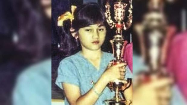 Nike Ardilla sering memenangkan penghargaan saat masih anak-anak.