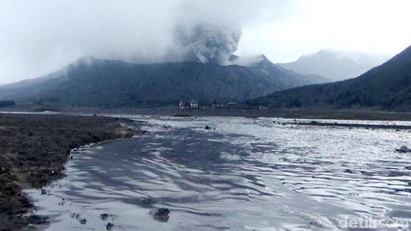 Limpasan Air Membelah Lautan Pasir Gunung Bromo