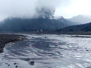 Limpasan Air Membelah Lautan Pasir Gunung Bromo