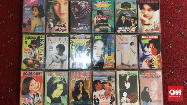 Koleksi kaset Nike Ardilla yang pernah dirilis.
