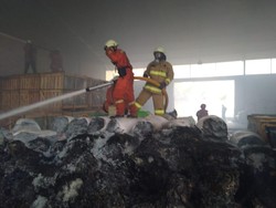 Petugas Padamkan Kebakaran di Gudang Stirofoam Penjaringan Jakut