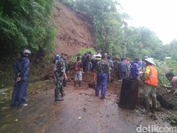 Tebing 15 Meter Longsor, Jalur Wisata Dieng Putus Total
