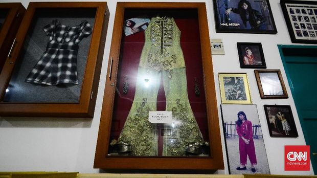Salah satu baju panggung Nike Ardilla.
