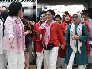 Jajal MRT, Iriana Jokowi Pakai Scarf Bertulisan Namanya dan Tas Chanel