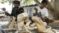 Melihat Maestro Pembuat Patung Komodo