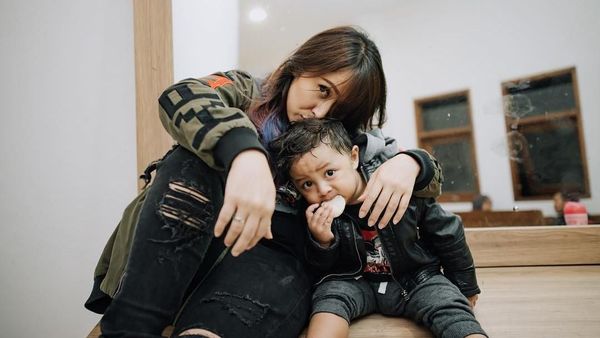 Lahirkan Anak Kedua, Intip Momen Kulineran Chua Bareng Putra Pertamanya
