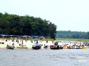 Terlihat Seperti Pantai, Ini Adalah Aliran Sungai di Riau