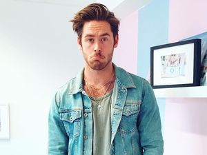 Tukang Es Krim Tampan yang Video-nya Viral, Bikin Es Krim Sambil Flirting