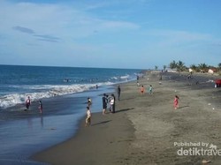 Ramai nan Syahdu di Pantai Syiah Kuala Aceh Saat Sore