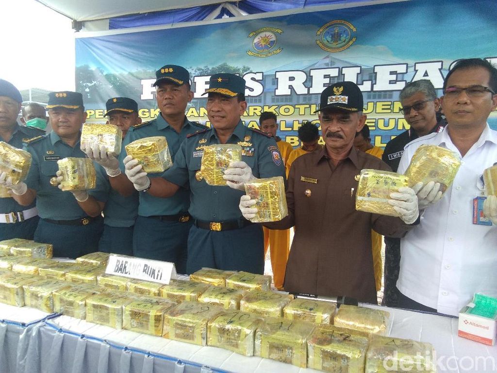 TNI AL Tangkap 4 Kurir di Lhokseumawe, 50 Kg Sabu dan Pistol Disita TNI AL Tangkap 4 Kurir di Lhokseumawe, 50 Kg Sabu dan Pistol Disita