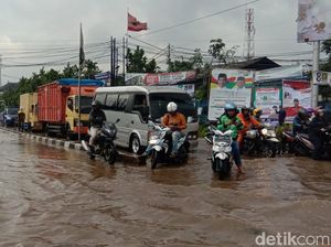 Jalan Gedebage Terendam Banjir, Sejumlah Kendaraan Mogok