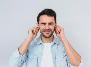 Horor, Penampakan Pria yang Lubangi Daun Telinganya Hingga Bolong